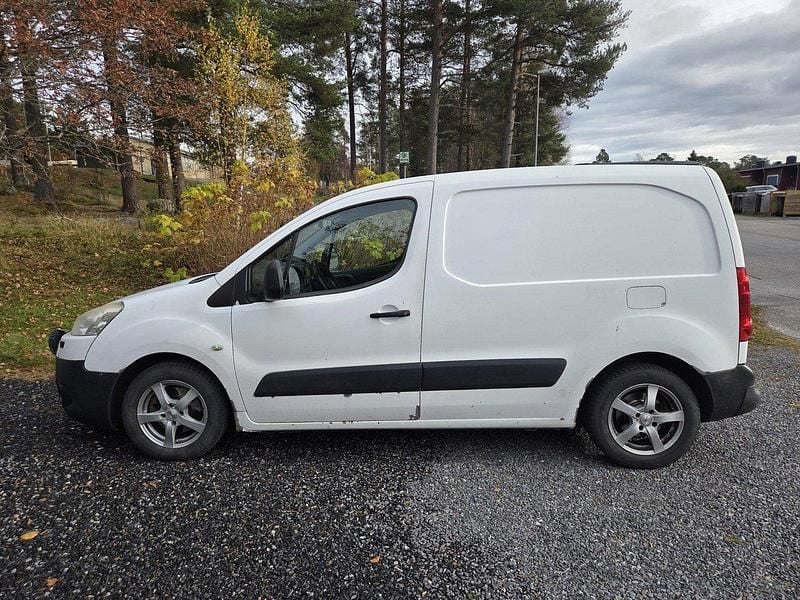 Vit Begagnad 2011 Peugeot Partner Van | 42 000 kr (Lite dyr) - Bild 1/4