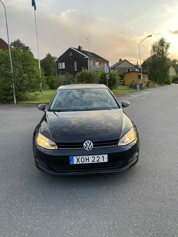 Svart Begagnad 2016 VW Golf VII Halvkombi | 99 900 kr (Marknadspris) - Bild 1/4