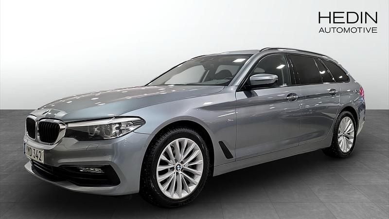 Blå Begagnad 2018 BMW 520 Sport Line Kombi | 224 900 kr (Marknadspris) - Bild 1/4