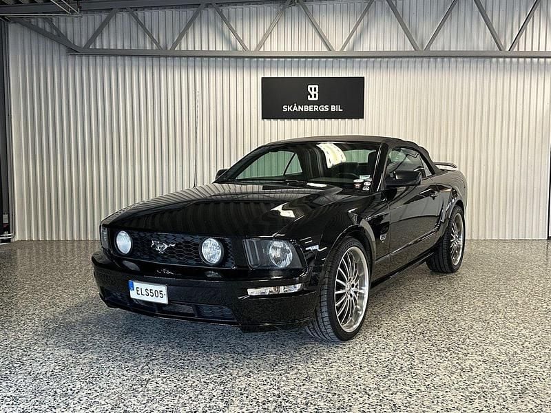 Svart Begagnad 2006 Ford Mustang GT Convertible Cab | 164 900 kr (Marknadspris) - Bild 1/4