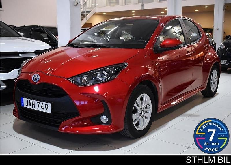 Röd (monotone body colour) Begagnad 2023 Toyota Yaris Hybrid Active Halvkombi | 189 000 kr (Bra pris) - Bild 1/4