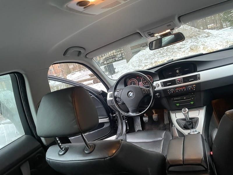 Begagnad BMW 325 218 HK (160 kW) 2006 Kombi