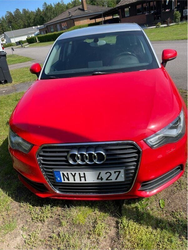 Röd Begagnad 2013 Audi A1 Sportback Sport Halvkombi | 85 000 kr (Marknadspris) - Bild 1/4