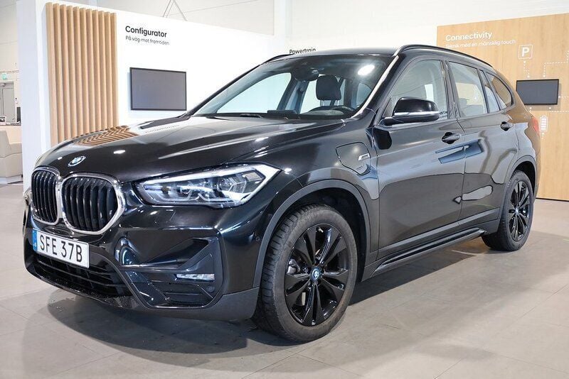 Svart Begagnad 2022 BMW X1 Sport Line SUV | 299 800 kr (Marknadspris) - Bild 1/3