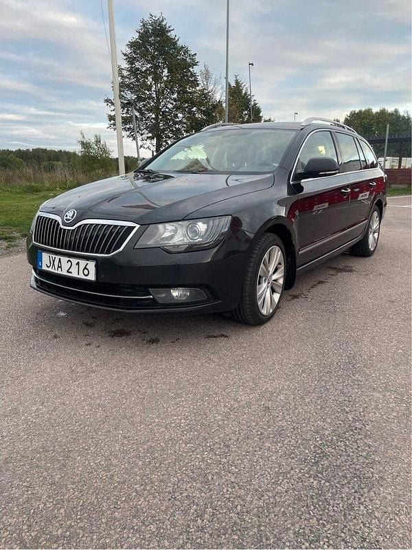 Svart Begagnad 2015 Skoda Superb Business Line Kombi | 99 000 kr (Bra pris) - Bild 1/4