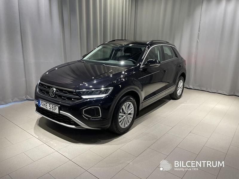 Svart Begagnad 2022 VW T-Roc Life SUV | 219 900 kr (Marknadspris) - Bild 1/4