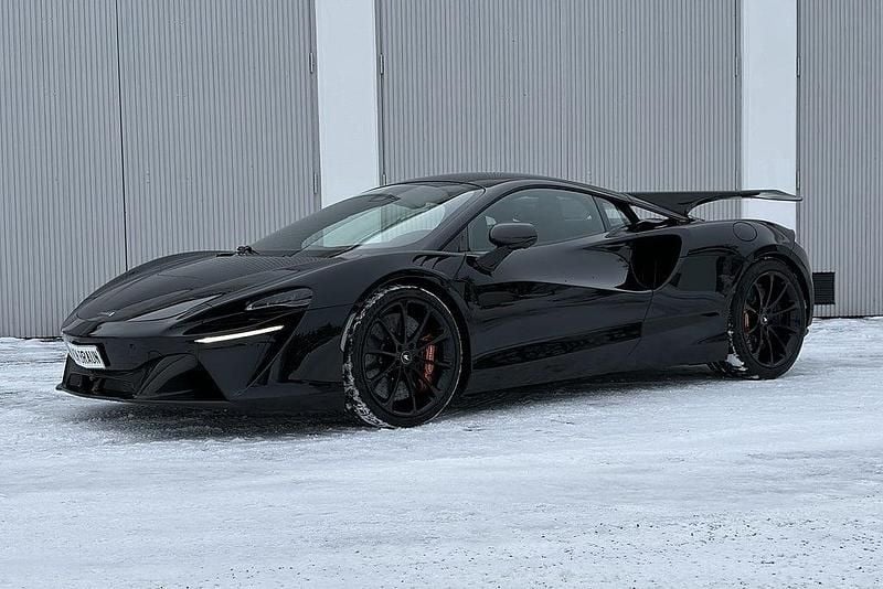 Svart Begagnad 2023 McLaren Artura Sportkupé | 2 695 000 kr - Bild 1/4
