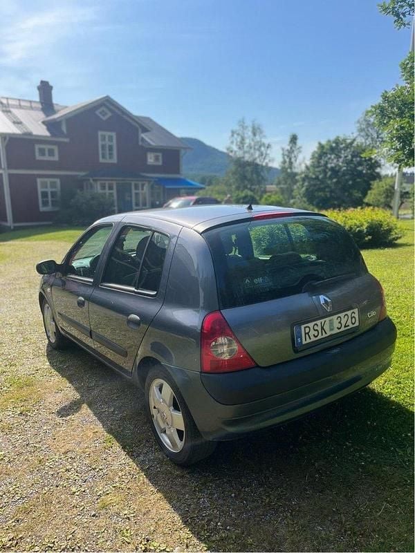 Blå Begagnad 2006 Renault Clio R.S. Authentique Halvkombi | 18 000 kr (Bra pris) - Bild 1/4