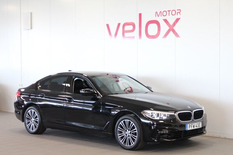 Svart Begagnad 2019 BMW 530e iPerformance Sedan | 324 900 kr (Marknadspris) - Bild 1/4