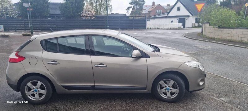 Brun Begagnad 2010 Renault Mégane III Halvkombi | 49 900 kr - Bild 1/4