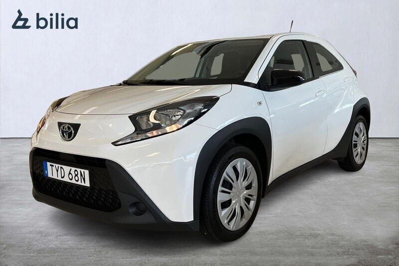 Vit Begagnad 2022 Toyota Aygo Play Halvkombi | 169 900 kr (Marknadspris) - Bild 1/4