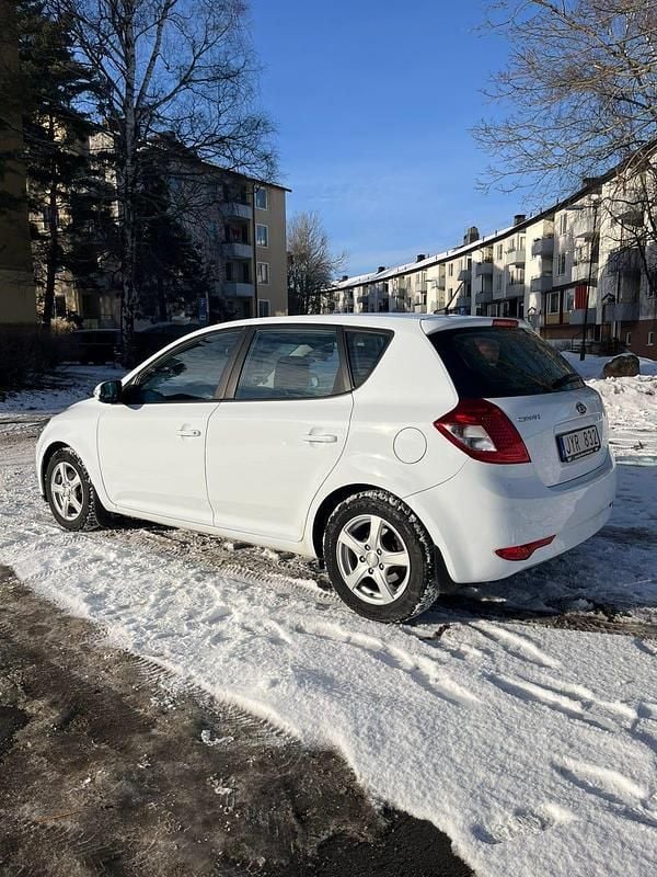 Begagnad Kia Ceed 125 HK (91 kW) 2010 Halvkombi