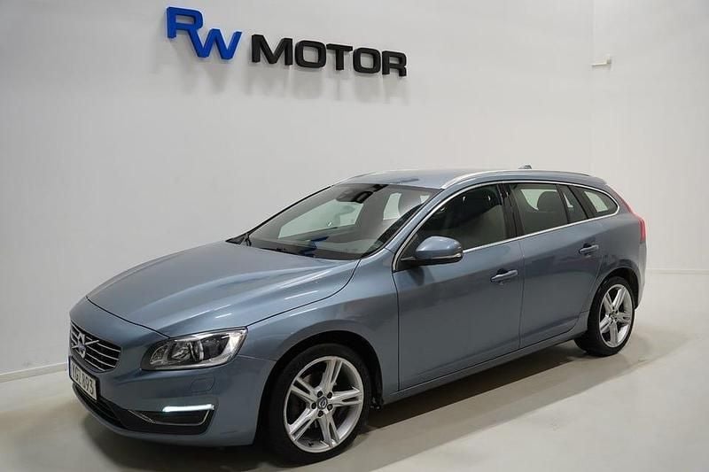 Ljusblå Begagnad 2016 Volvo V60 Summum Kombi | 174 800 kr (Marknadspris) - Bild 1/4