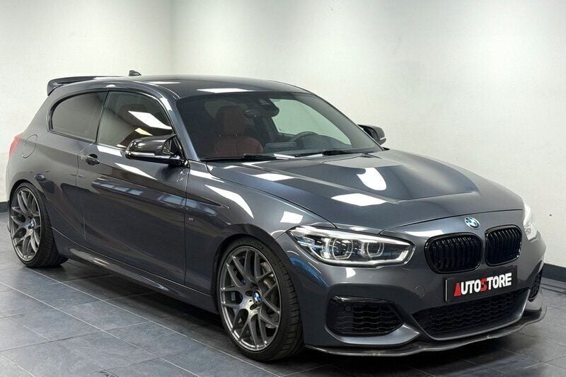 Grå Begagnad 2017 BMW M140 M Performance Halvkombi | 409 900 kr (Marknadspris) - Bild 1/4