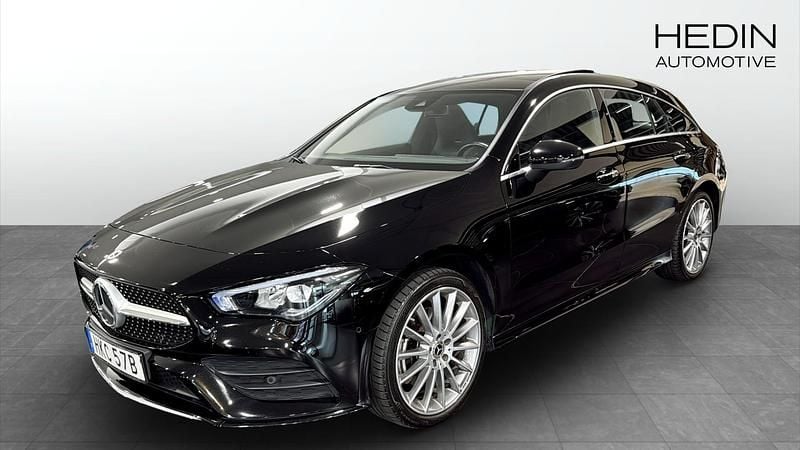 Svart (black) Begagnad 2023 Mercedes CLA250e Shooting Brake AMG Kombi | 359 900 kr (Marknadspris) - Bild 1/4