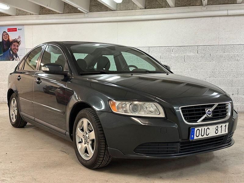 Grå Begagnad 2008 Volvo S40 Sedan | 39 900 kr (Marknadspris) - Bild 1/4