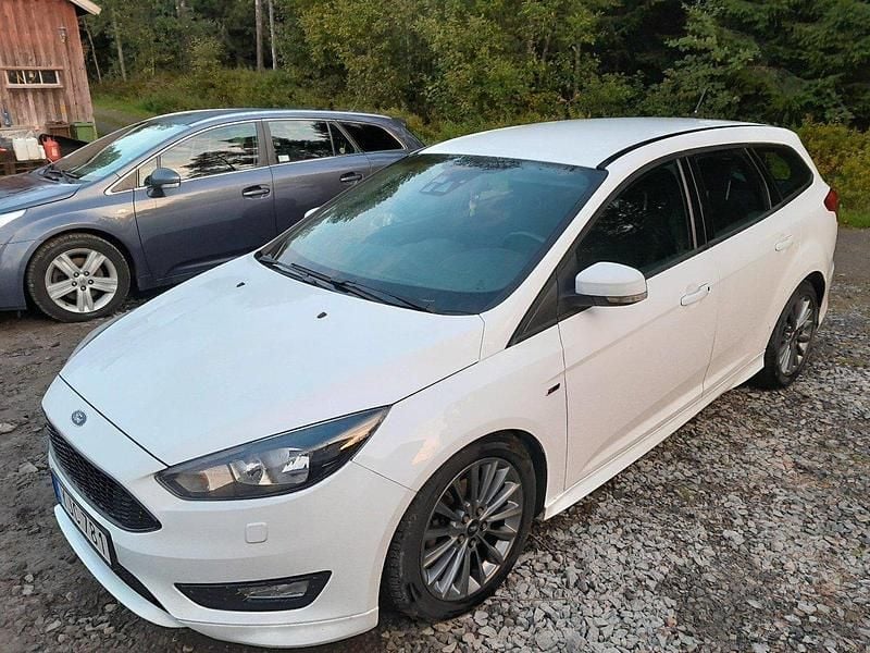 Vit Begagnad 2017 Ford Focus ST-Line Kombi | 85 000 kr (Bra pris) - Bild 1/3