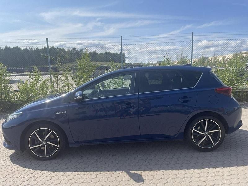 Blå Begagnad 2017 Toyota Auris Hybrid Comfort Halvkombi | 169 900 kr (Marknadspris) - Bild 1/4