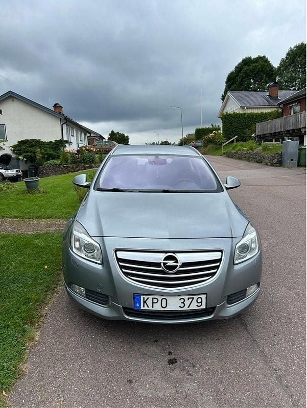 Grå Begagnad 2010 Opel Insignia Edition Kombi | 29 900 kr (Marknadspris) - Bild 1/4