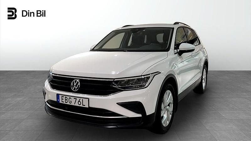 Pure white Begagnad 2022 VW Tiguan Life SUV | 294 900 kr (Bra pris) - Bild 1/4