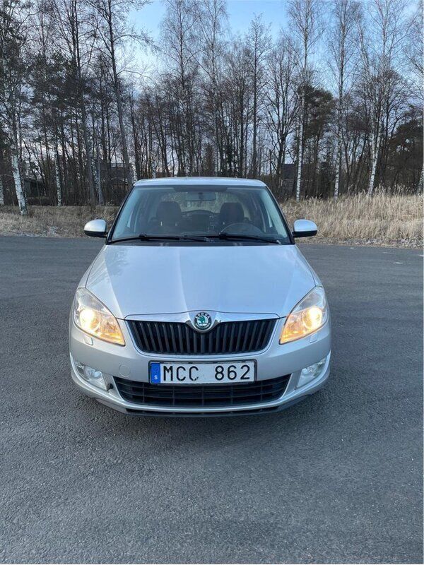 Silver Begagnad 2012 Skoda Fabia Elegance Halvkombi | 35 400 kr (Marknadspris) - Bild 1/4