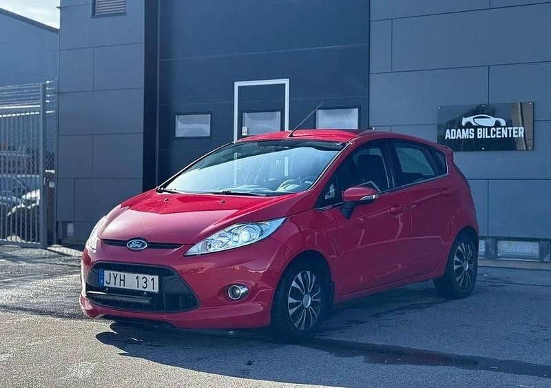 Begagnad Ford Fiesta 82 HK (60 kW) 2009 Röd Halvkombi