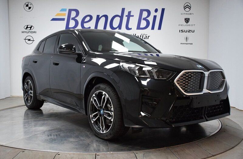 Black sapphire metallic Ny 2024 BMW iX2 M Sport SUV | 609 500 kr (Superpris) - Bild 1/4