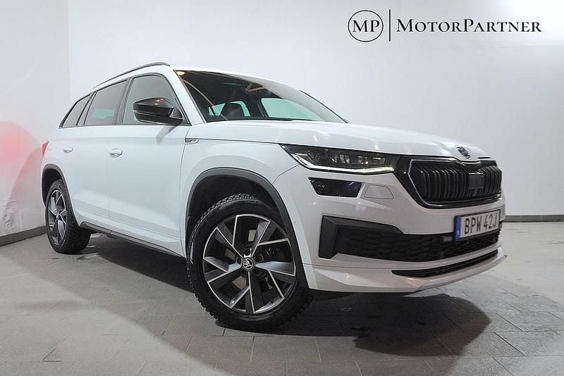 Vit Begagnad 2021 Skoda Kodiaq SportLine SUV | 289 900 kr (Marknadspris) - Bild 1/4