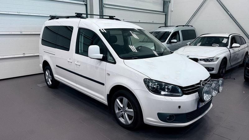 Vit Begagnad 2011 VW Caddy Maxi Life Minibuss | 189 900 kr - Bild 1/4