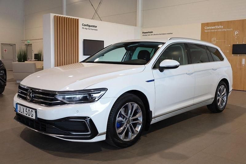 Vit Begagnad 2020 VW Passat Executive Kombi | 219 900 kr (Marknadspris) - Bild 1/3