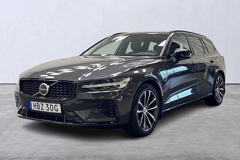 Grå Begagnad 2025 Volvo V60 Plus Kombi | 489 900 kr (Marknadspris) - Bild 1/4