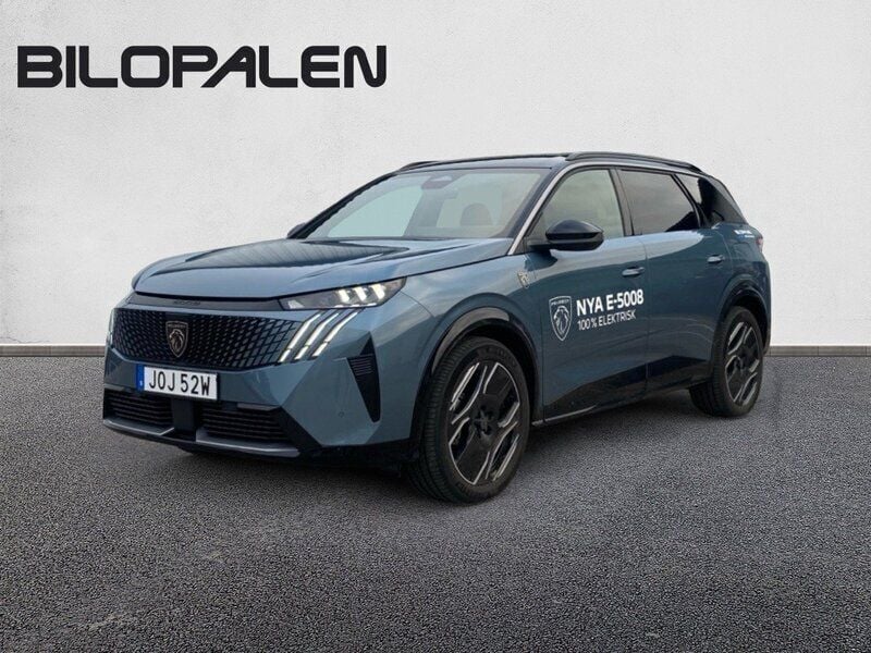 Blå (blå ingaro) Begagnad 2024 Peugeot e-5008 GT SUV | 589 900 kr (Marknadspris) - Bild 1/4