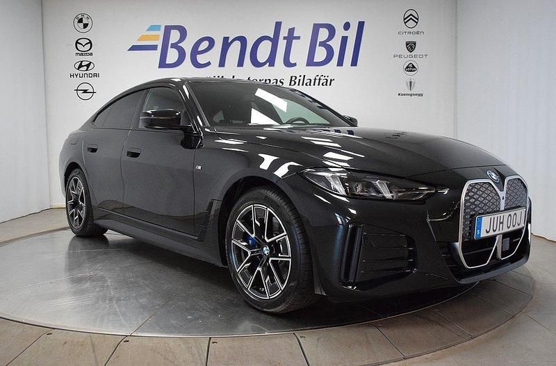 Grå Begagnad 2025 BMW i4 M Sport Sedan | 614 500 kr (Dyr) - Bild 1/4