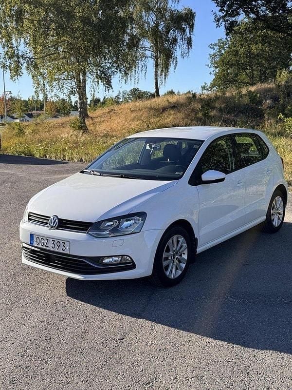Vit Begagnad 2017 VW Polo Halvkombi | 104 500 kr (Marknadspris) - Bild 1/4
