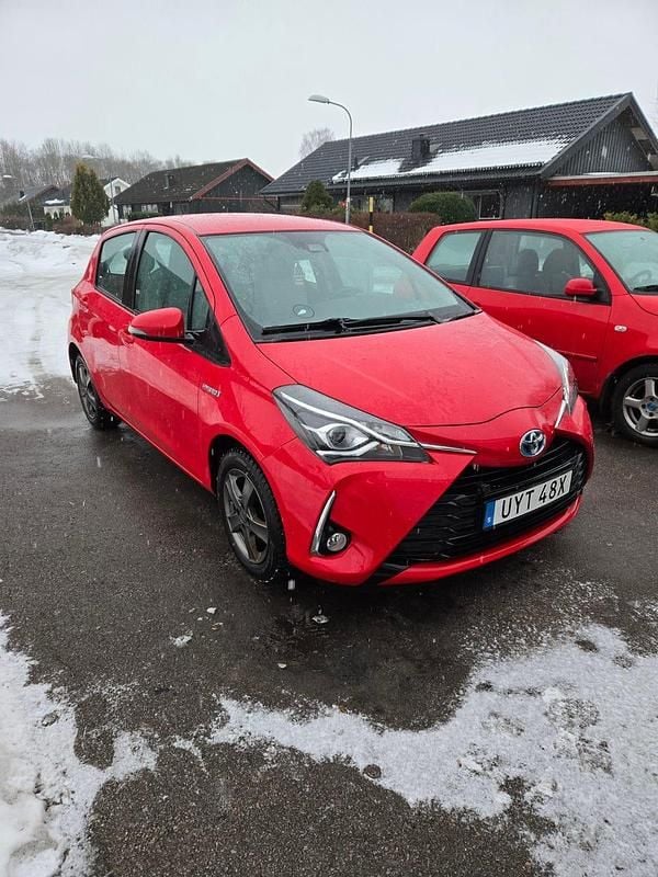 Begagnad Toyota Yaris Hybrid 101 HK (74 kW) 2019