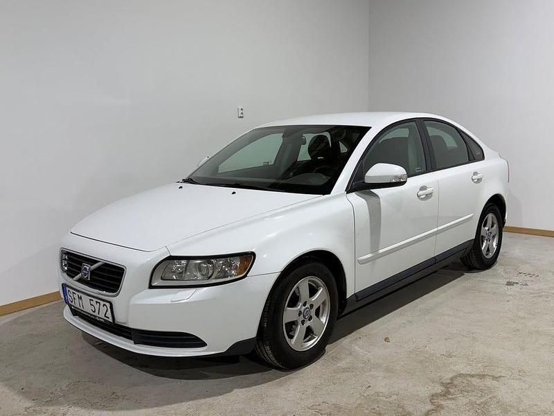 Vit Begagnad 2010 Volvo S40 Kinetic Sedan | 45 000 kr (Marknadspris) - Bild 1/4