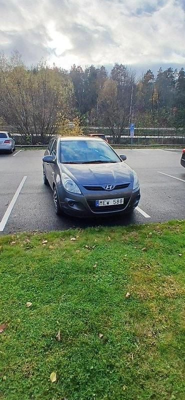 Grå Begagnad 2012 Hyundai i20 Select Halvkombi | 23 500 kr (Bra pris) - Bild 1/4