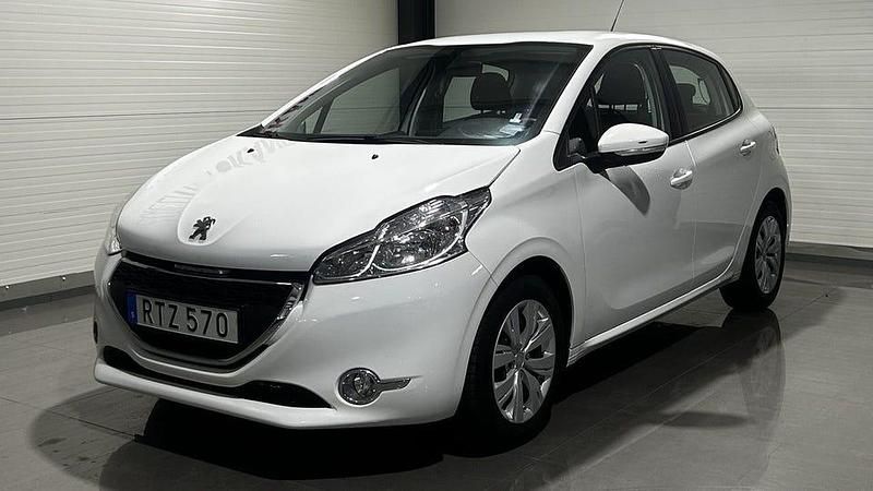 Vit Begagnad 2015 Peugeot 208 Halvkombi | 54 900 kr (Marknadspris) - Bild 1/4