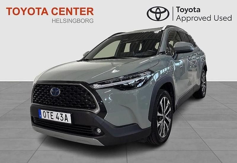 Grön Begagnad 2023 Toyota Corolla Cross Plus SUV | 369 900 kr (Marknadspris) - Bild 1/4