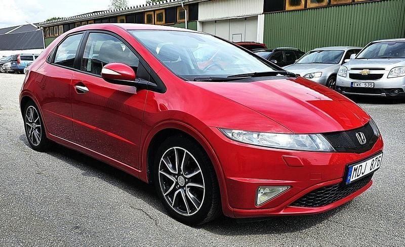 Röd Begagnad 2012 Honda Civic Sport Halvkombi | 79 900 kr (Marknadspris) - Bild 1/4