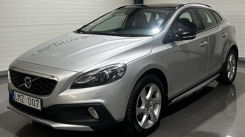 Silver Begagnad 2013 Volvo V40 CC Summum Kombi | 114 900 kr (Bra pris) - Bild 1/4