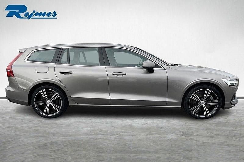 Grå Begagnad 2021 Volvo V60 Inscription Kombi | 349 900 kr (Marknadspris) - Bild 1/4