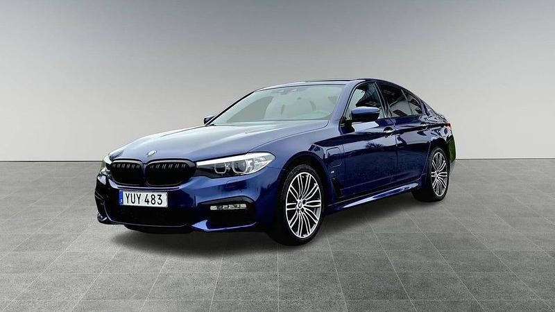 Blå Begagnad 2018 BMW 530 iPerformance Sedan | 249 900 kr (Lite dyr) - Bild 1/4