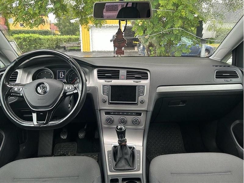 Vit Begagnad 2017 VW Golf VII Halvkombi | 95 000 kr (Bra pris) - Bild 1/4
