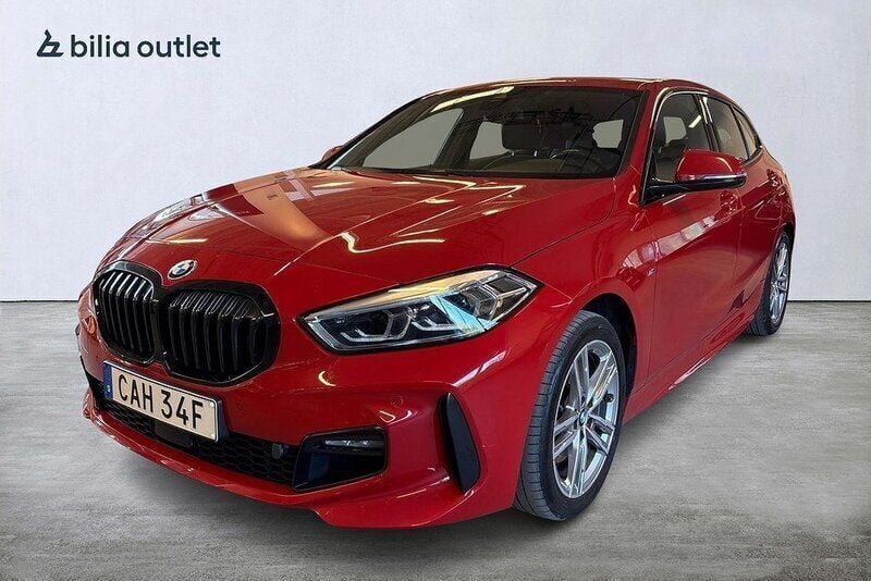 Röd Begagnad 2022 BMW 118 M Sport Halvkombi | 244 900 kr (Marknadspris) - Bild 1/3