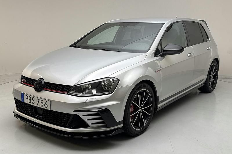 Silver Begagnad 2017 VW Golf VII | 250 000 kr (Marknadspris) - Bild 1/4