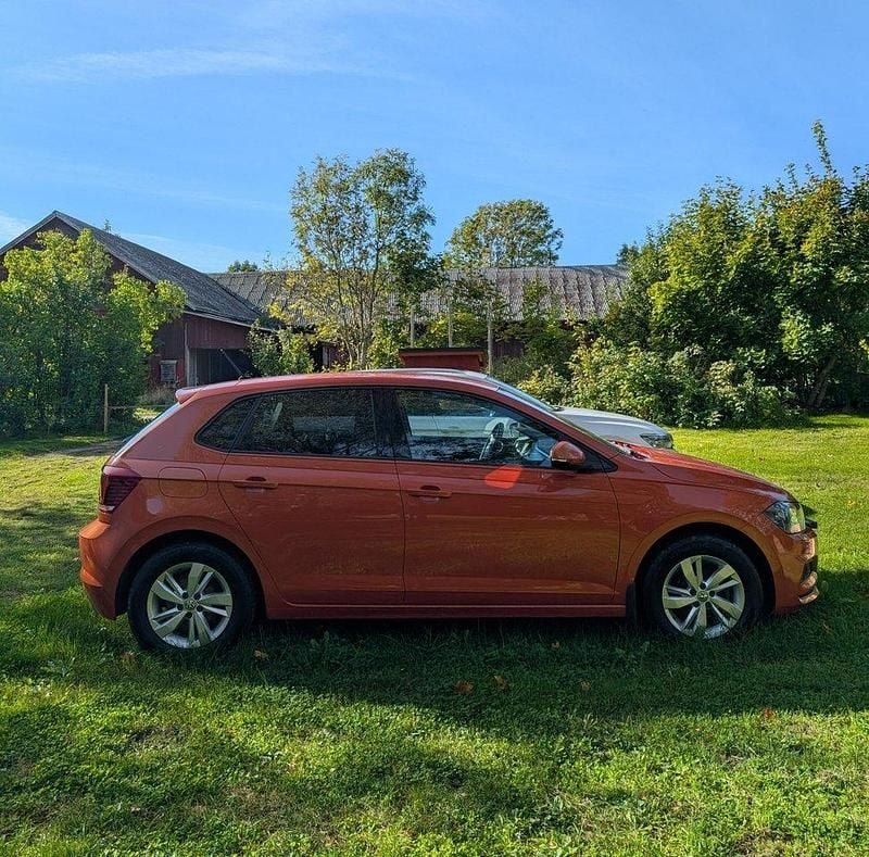 Orange Begagnad 2019 VW Polo Halvkombi | 130 000 kr (Marknadspris) - Bild 1/4