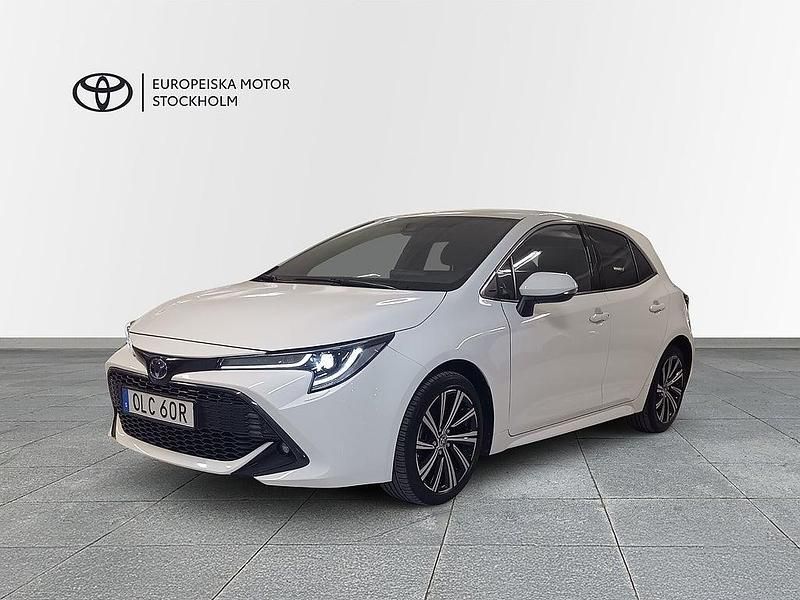 Vit Begagnad 2022 Toyota Corolla Style Halvkombi | 234 900 kr (Bra pris) - Bild 1/3