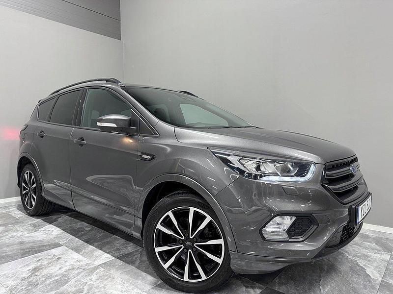 Grå Begagnad 2017 Ford Kuga ST-Line SUV | 114 900 kr (Marknadspris) - Bild 1/4