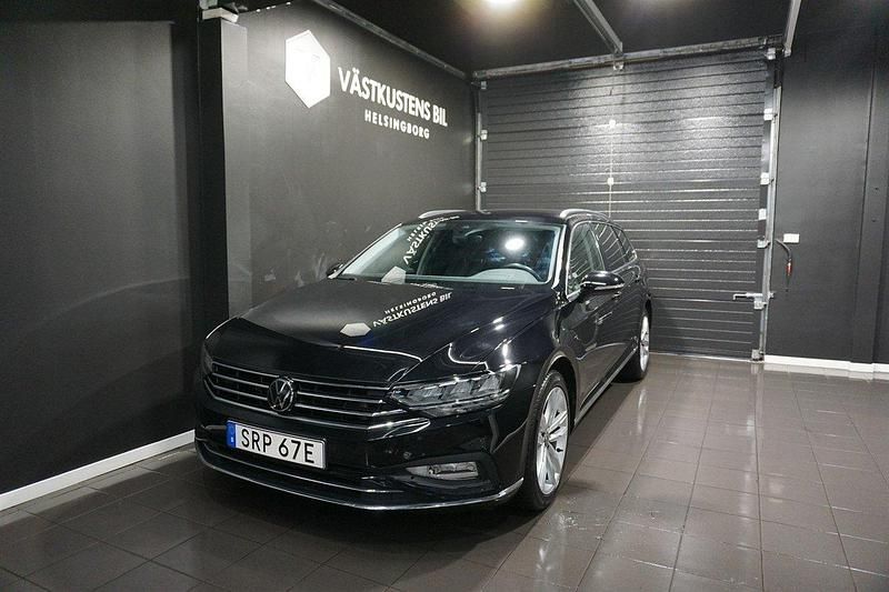 Svart Begagnad 2022 VW Passat Kombi | 299 900 kr (Marknadspris) - Bild 1/4